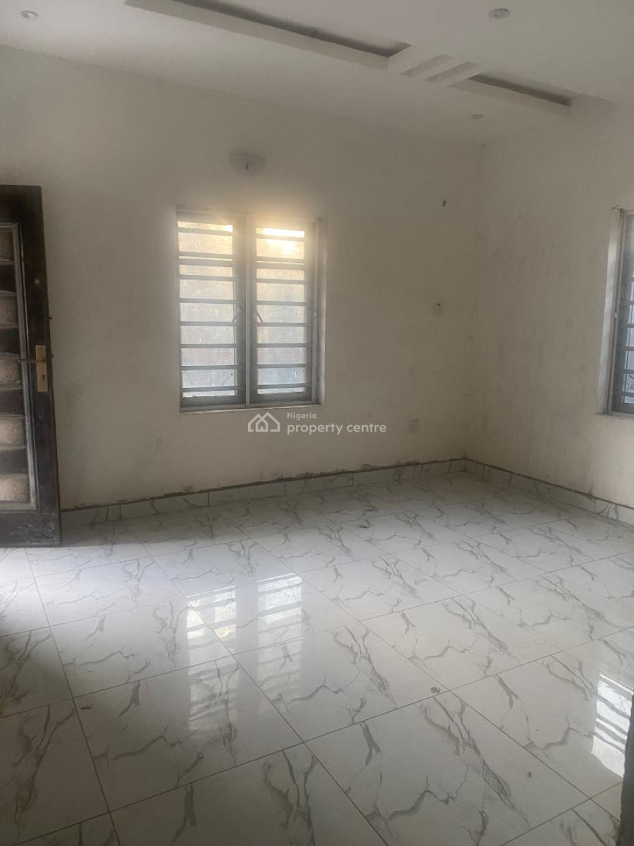 Spacious 2 Bedroom, Iwaya, Yaba, Lagos, Flat / Apartment for Rent