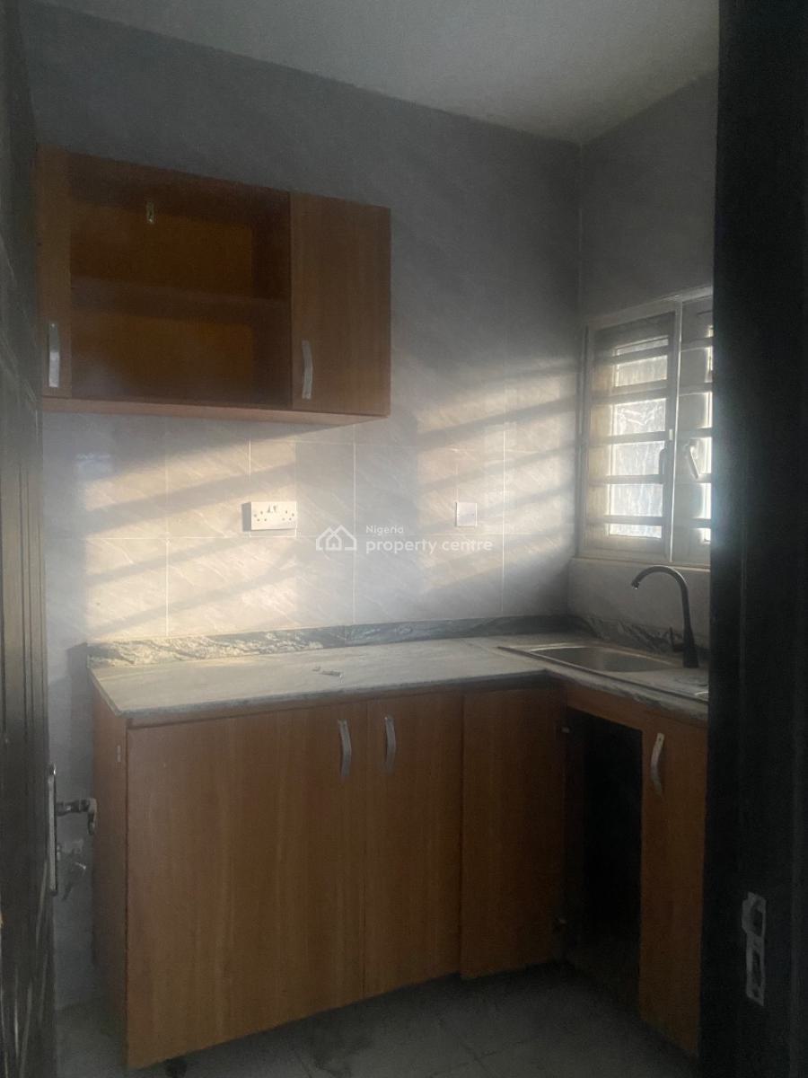 Spacious 2 Bedroom, Iwaya, Yaba, Lagos, Flat / Apartment for Rent