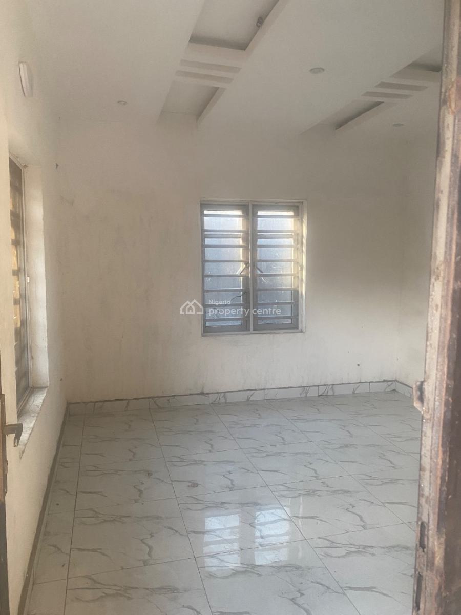 Spacious 2 Bedroom, Iwaya, Yaba, Lagos, Flat / Apartment for Rent
