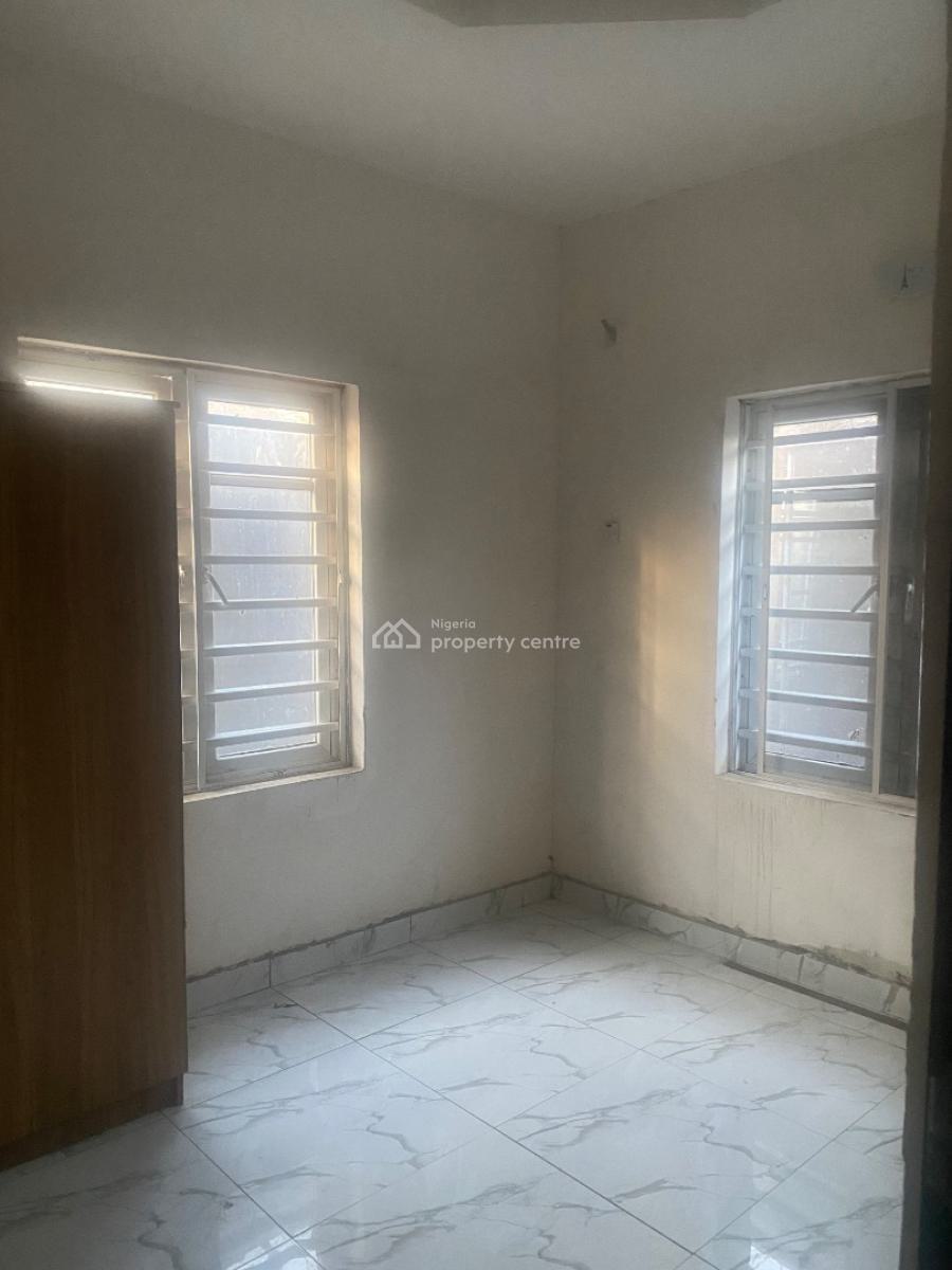 Spacious 2 Bedroom, Iwaya, Yaba, Lagos, Flat / Apartment for Rent