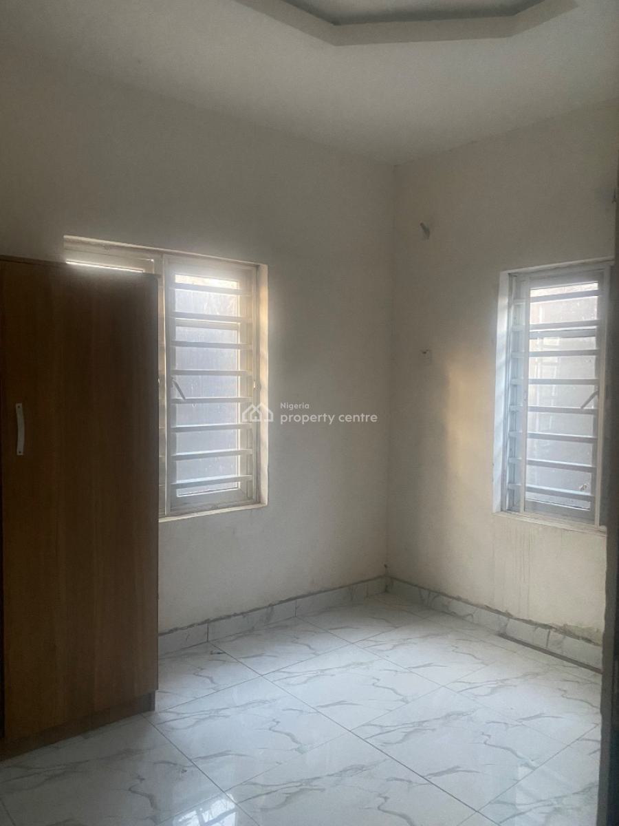 Spacious 2 Bedroom, Iwaya, Yaba, Lagos, Flat / Apartment for Rent