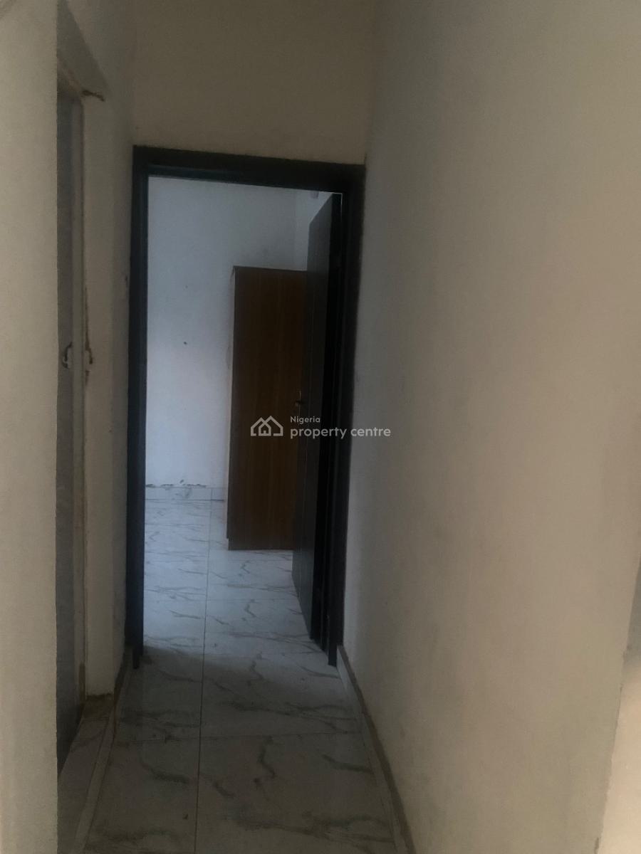 Spacious 2 Bedroom, Iwaya, Yaba, Lagos, Flat / Apartment for Rent