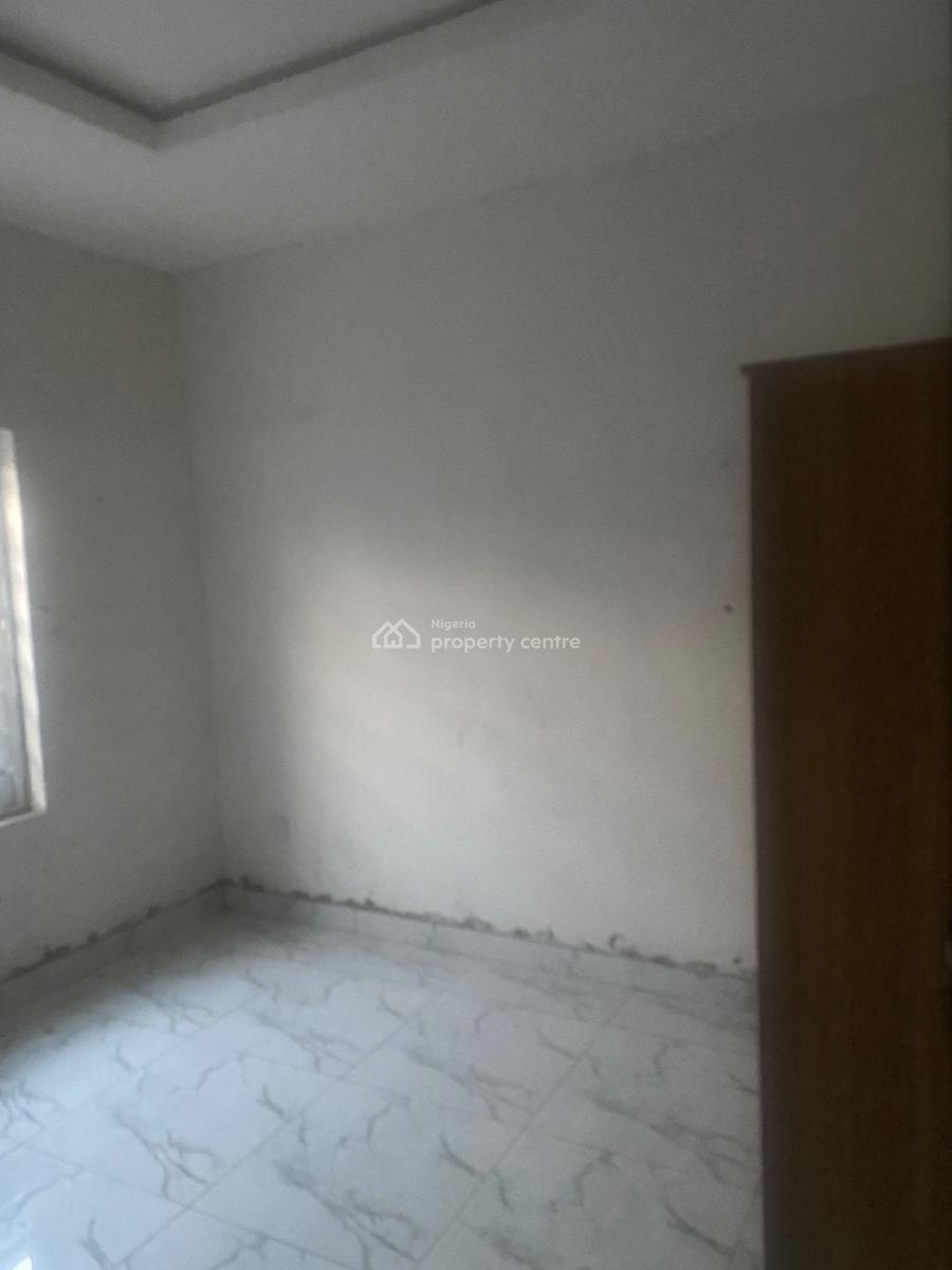 Spacious 2 Bedroom, Iwaya, Yaba, Lagos, Flat / Apartment for Rent