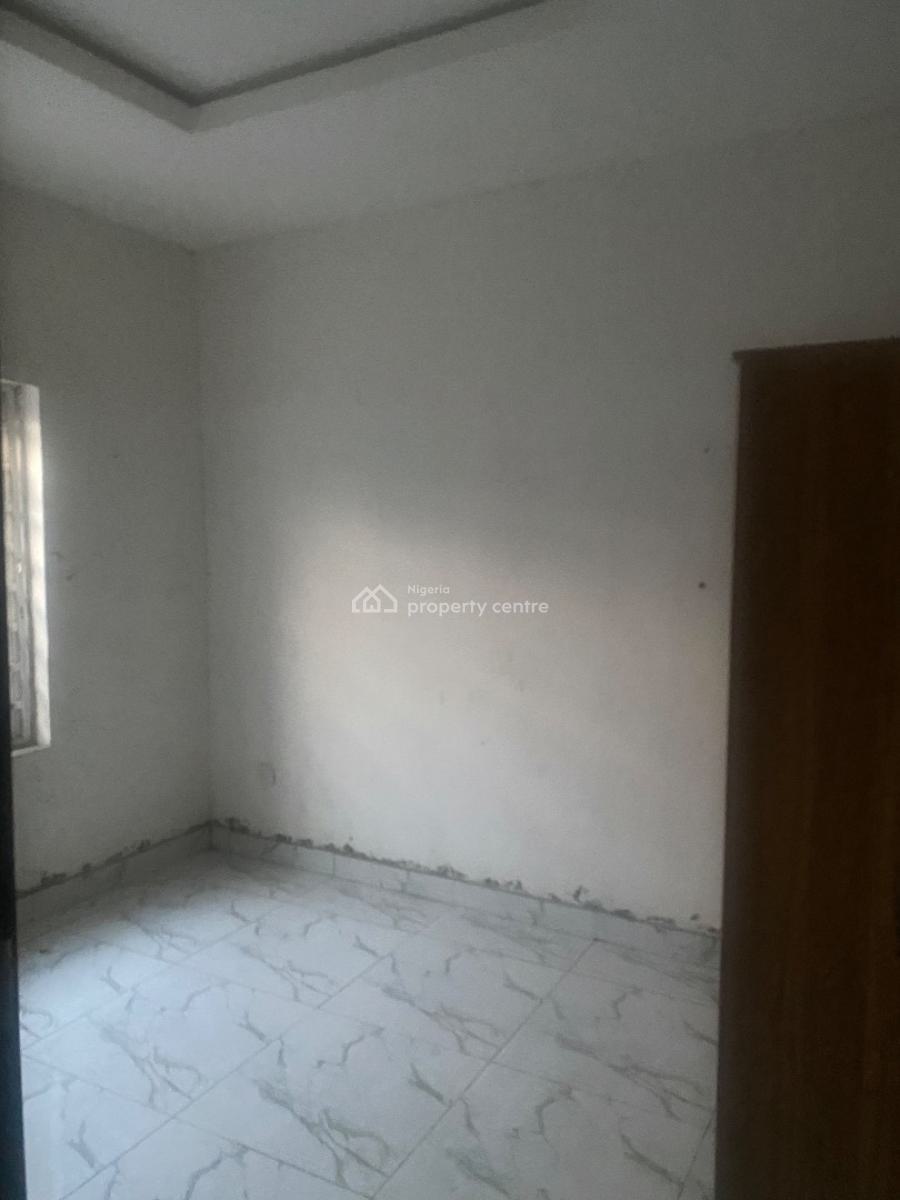 Spacious 2 Bedroom, Iwaya, Yaba, Lagos, Flat / Apartment for Rent