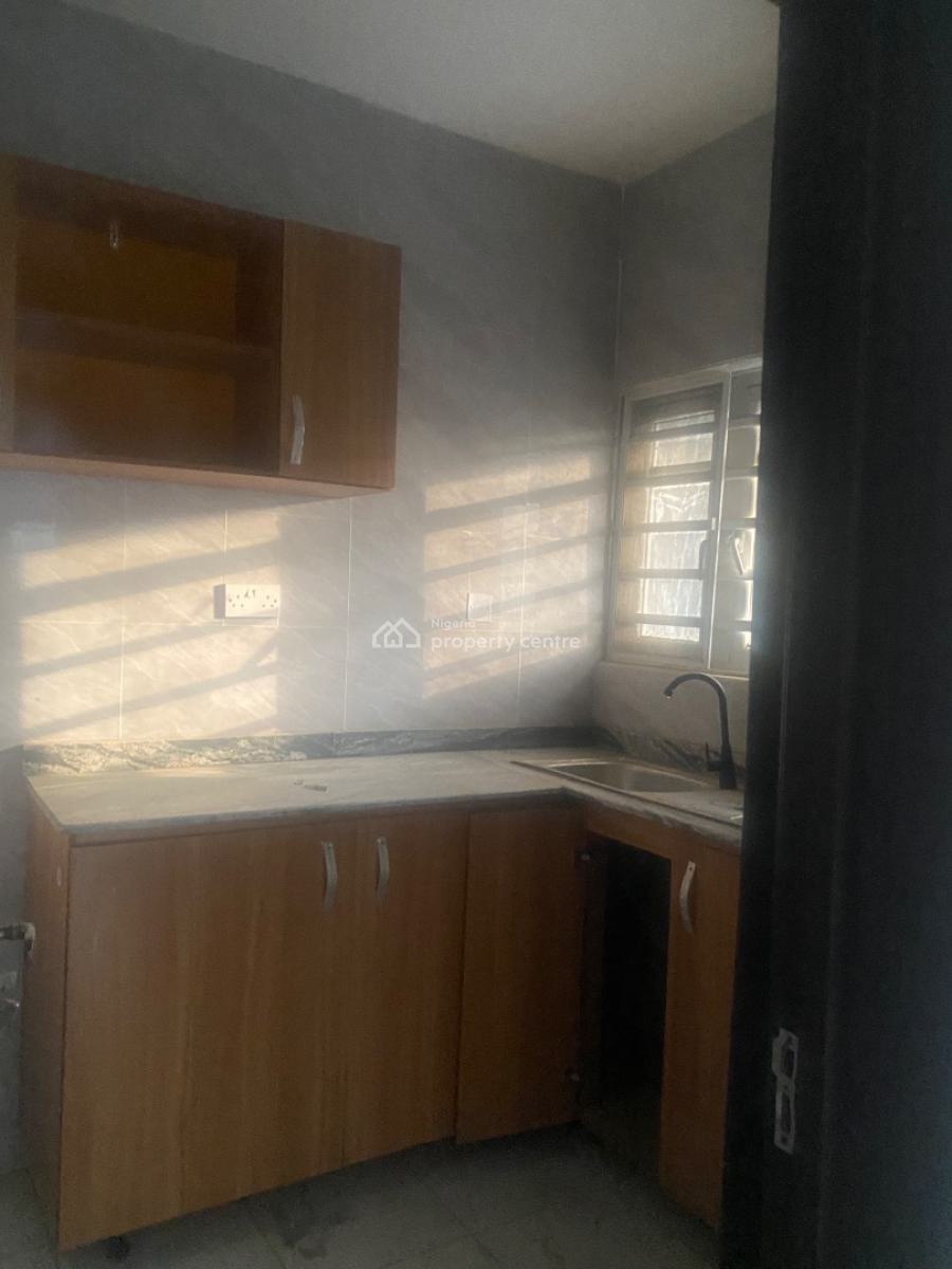 Spacious 2 Bedroom, Iwaya, Yaba, Lagos, Flat / Apartment for Rent