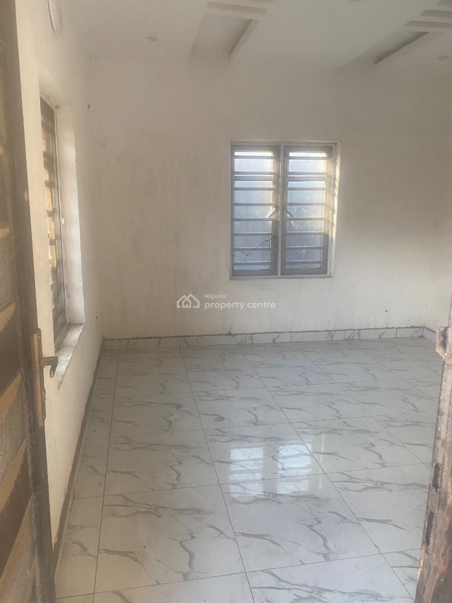 Spacious 2 Bedroom, Iwaya, Yaba, Lagos, Flat / Apartment for Rent