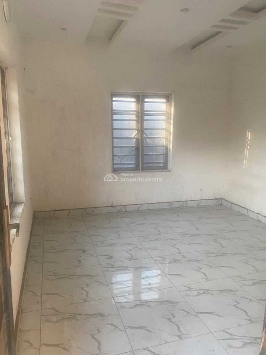 Spacious 2 Bedroom, Iwaya, Yaba, Lagos, Flat / Apartment for Rent