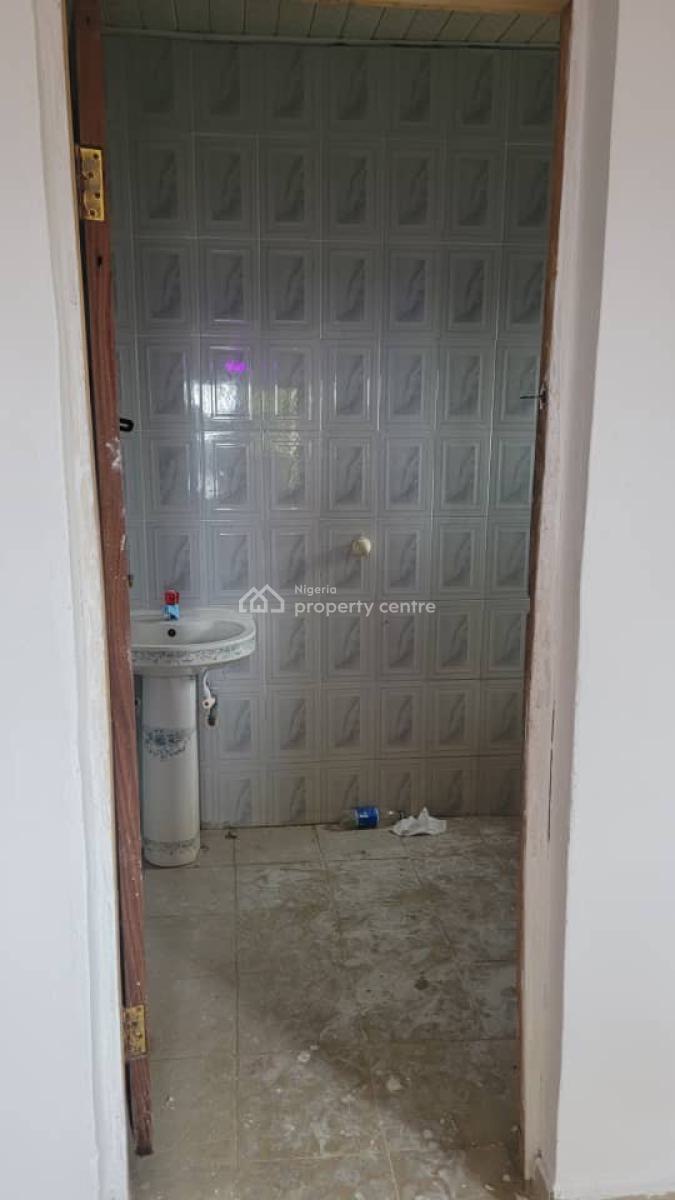 Clean and Spacious 3 Bedroom Apartment ( Upstairs), Badore, Ajah, Lagos, Flat / Apartment for Rent