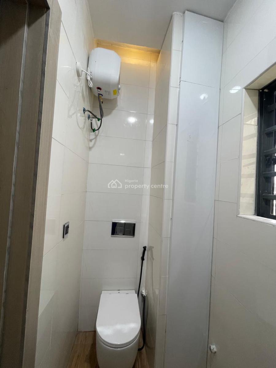 Superbly Built 2 Bedroom Apartment, Lekki Phase 1, Lekki, Lagos, Flat / Apartment for Sale