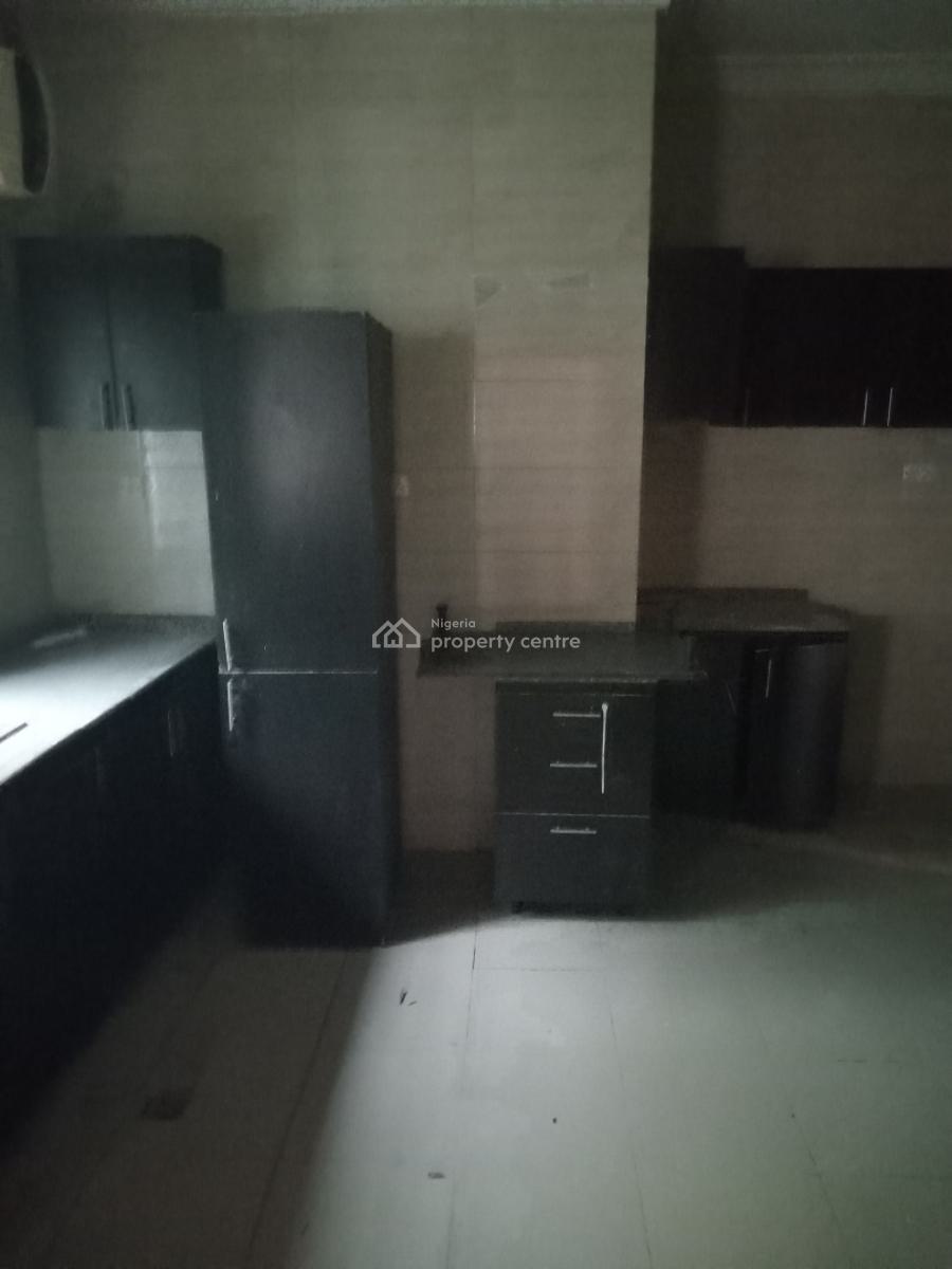 a Very Good Spacious & Serviced 3-bedroom Flat + 1bq, Guzape District ( Video of The House Is Attached), Guzape District, Abuja, Flat / Apartment for Rent