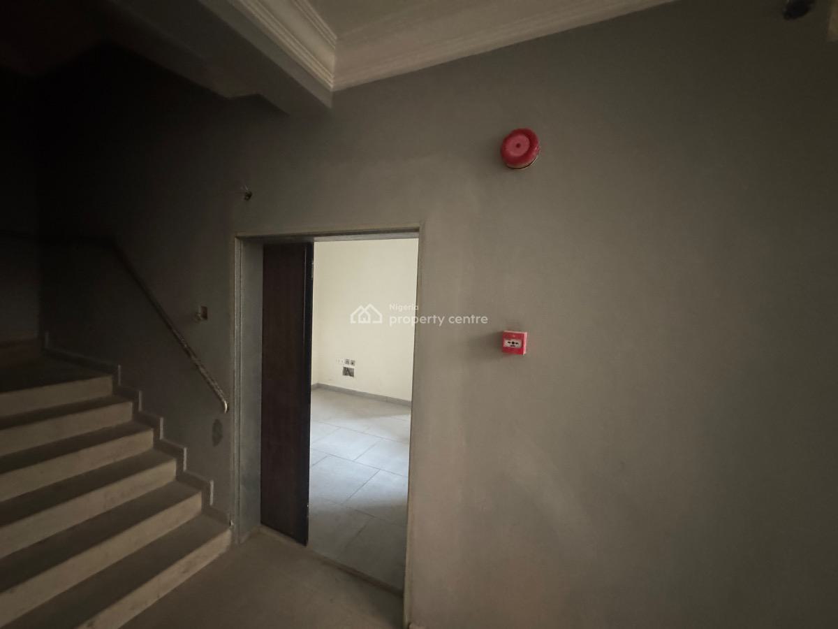 Brand New Refurbished 3 Bedroom Flat with Bq & Swimming Pool in Lekki, Lekki Phase 1, Lekki Phase 1, Lekki, Lagos, Flat / Apartment for Rent