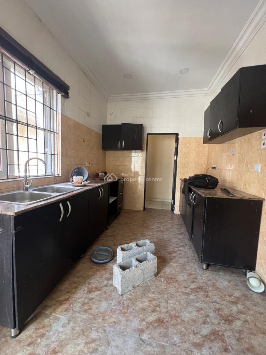 Well Maintained Spacious 3bedroom Apartment, in a Proper Secured Neighborhood, Lekki Phase 1, Lekki, Lagos, Flat / Apartment for Rent