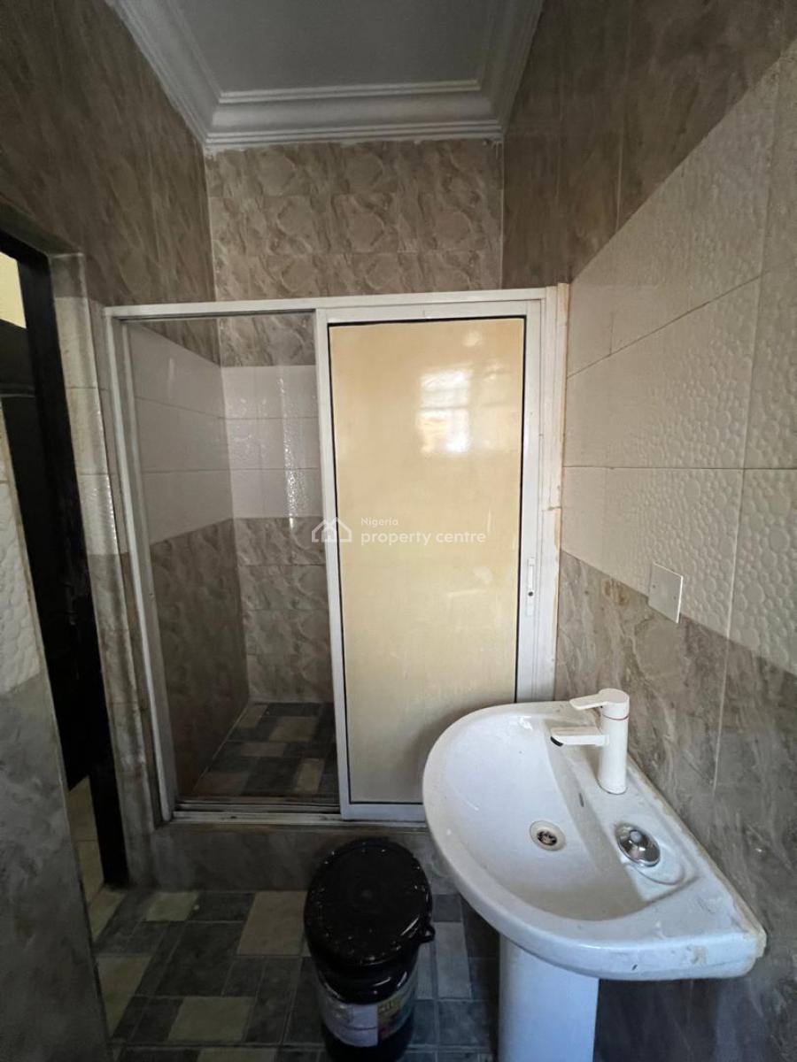 Well Maintained Spacious 3bedroom Apartment, in a Proper Secured Neighborhood, Lekki Phase 1, Lekki, Lagos, Flat / Apartment for Rent