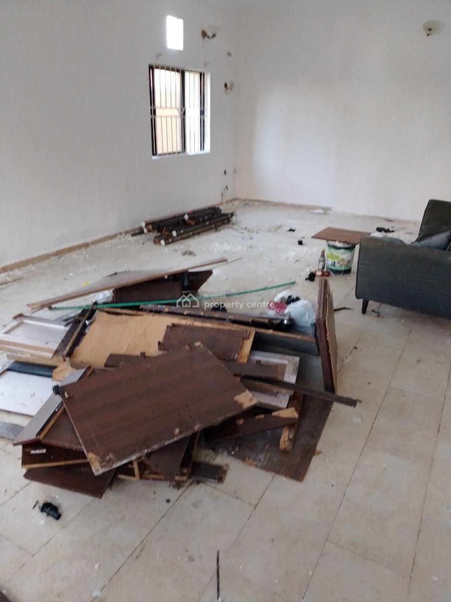 Specious Room for Commercial, Off Road 11, Lekki Phase 1, Lekki, Lagos, Flat / Apartment for Rent