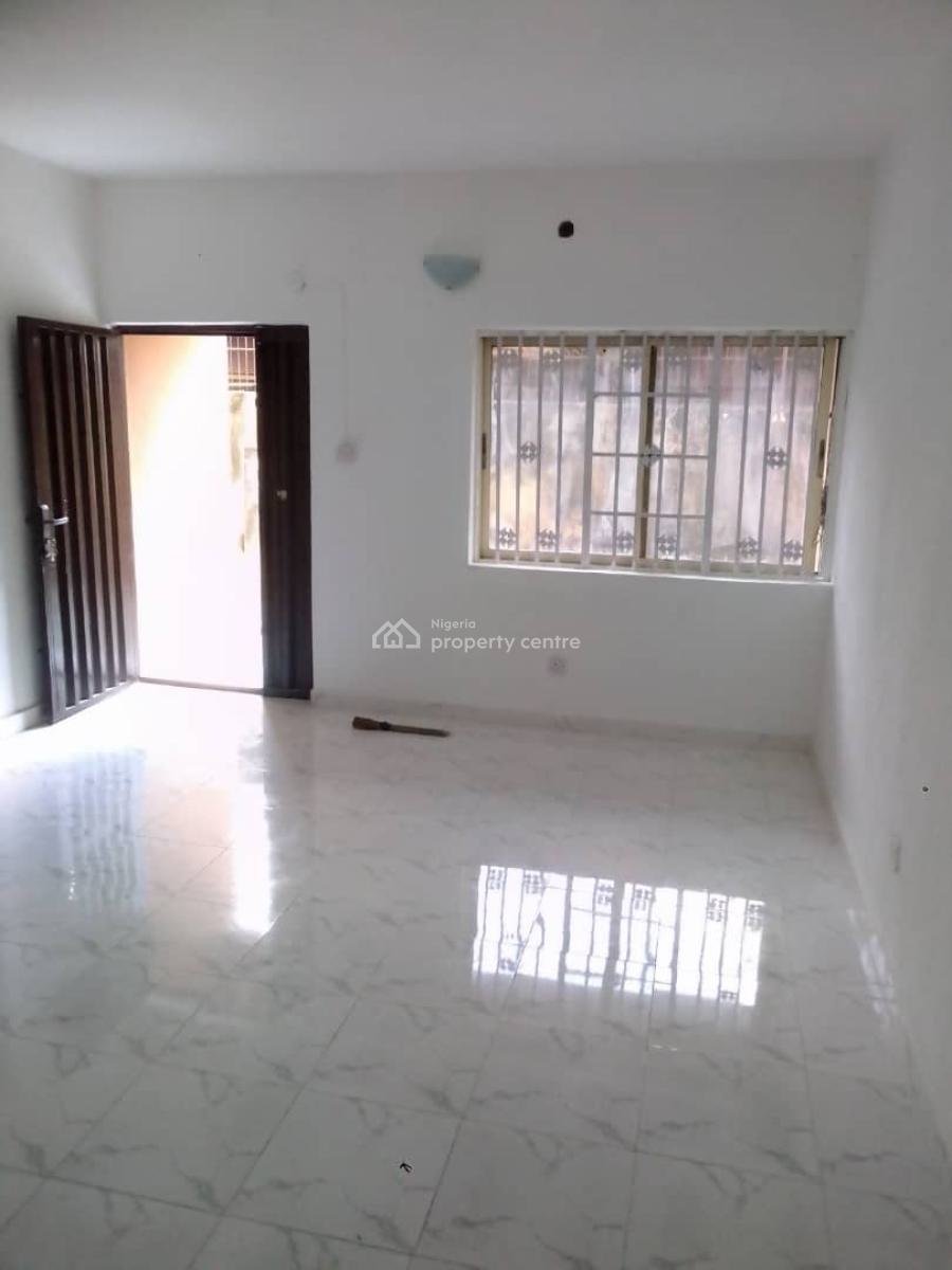 Standard 3 Bedroom Apartment, Yaba, Lagos, Flat / Apartment for Rent