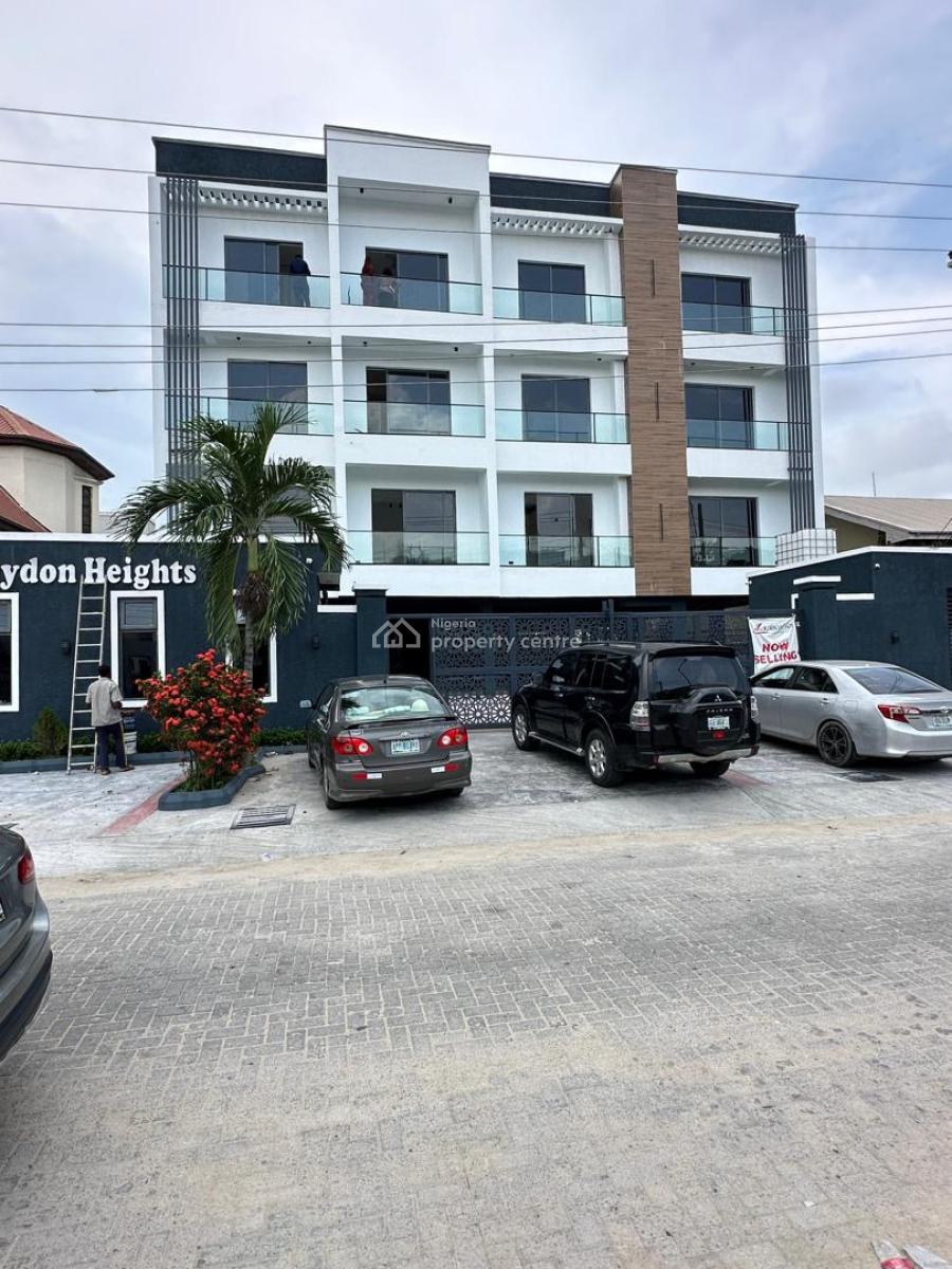 Spacious 3 Bedroom Apartment with an Elevator., Lekki Phase 1, Lekki, Lagos, Flat / Apartment for Sale