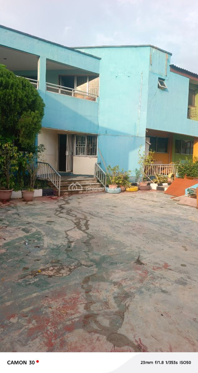 5-bedroom Duplex with 2 Units of Mini Flats Sitting on 1,100sqm, Omole Phase 1, Ikeja, Lagos, Detached Duplex for Rent