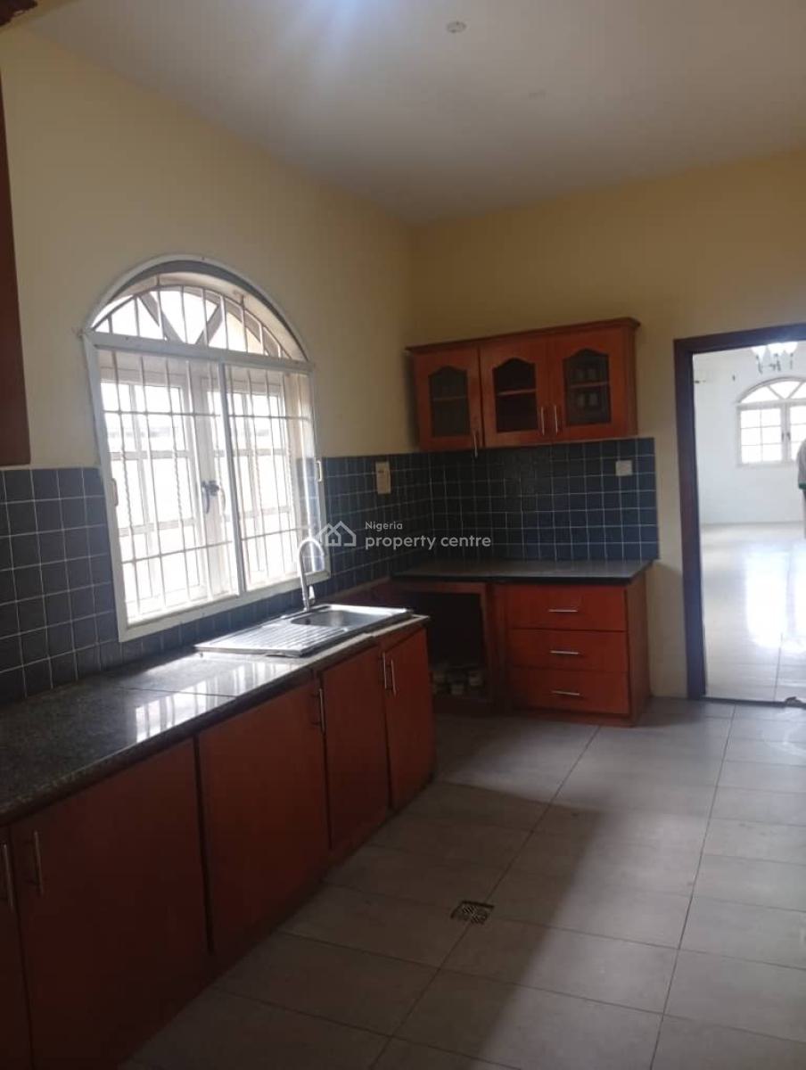 Spacious 2 Bedroom Apartment, Lekki Phase 1, Lekki, Lagos, Flat / Apartment for Rent