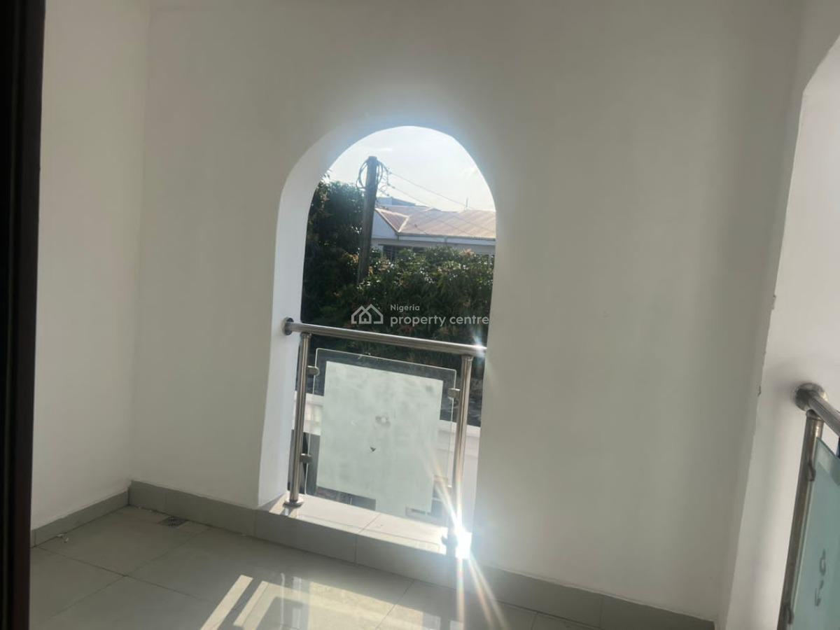 Spacious and Newly Renovated 3 Bedroom Flat Upstairs  with Good Fiiting, Fila Osibo, Lekki Phase 1, Lekki, Lagos, Flat / Apartment for Rent