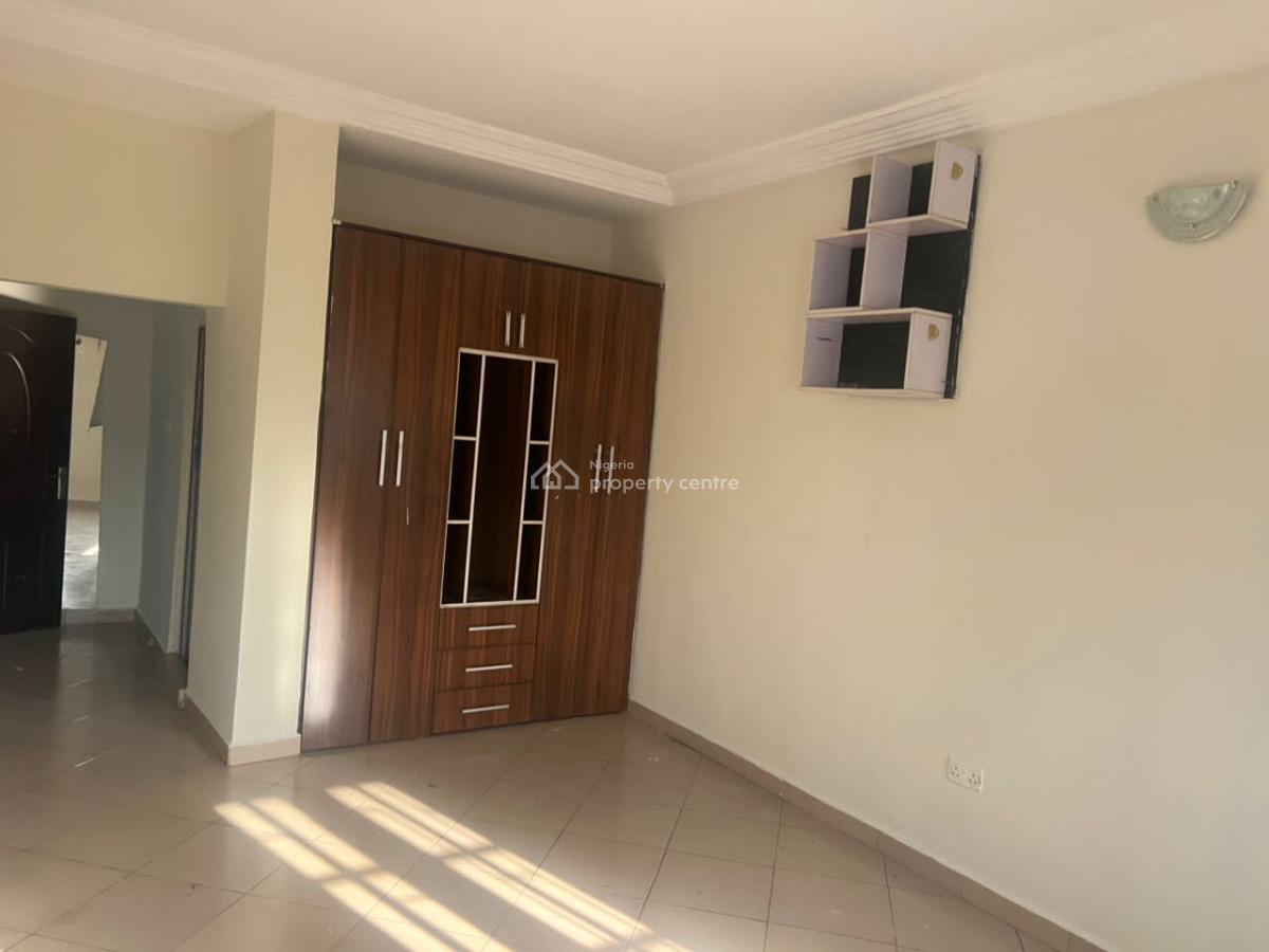 Spacious and Newly Renovated 3 Bedroom Flat Upstairs  with Good Fiiting, Fila Osibo, Lekki Phase 1, Lekki, Lagos, Flat / Apartment for Rent