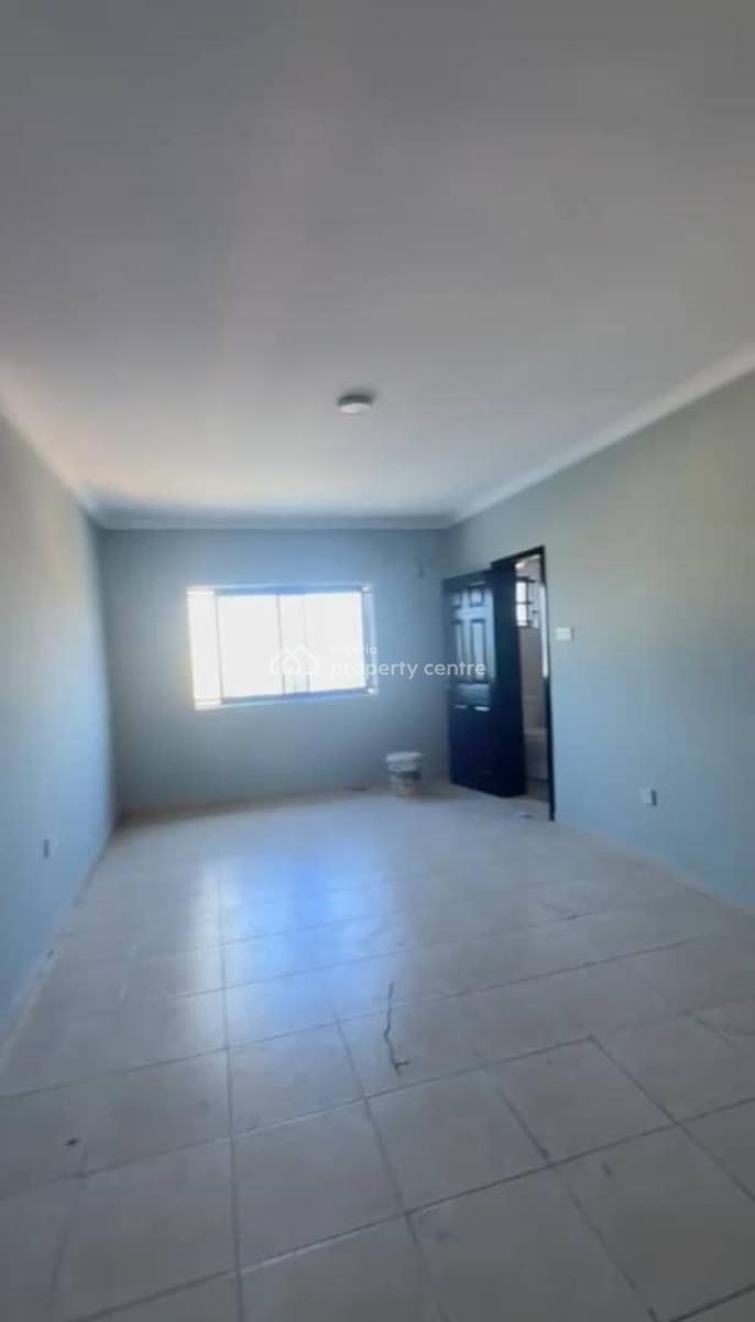 Lovely 3bedroom Flat, Laula Ibrahim Street Off Akoka, Yaba, Lagos, Flat / Apartment for Rent