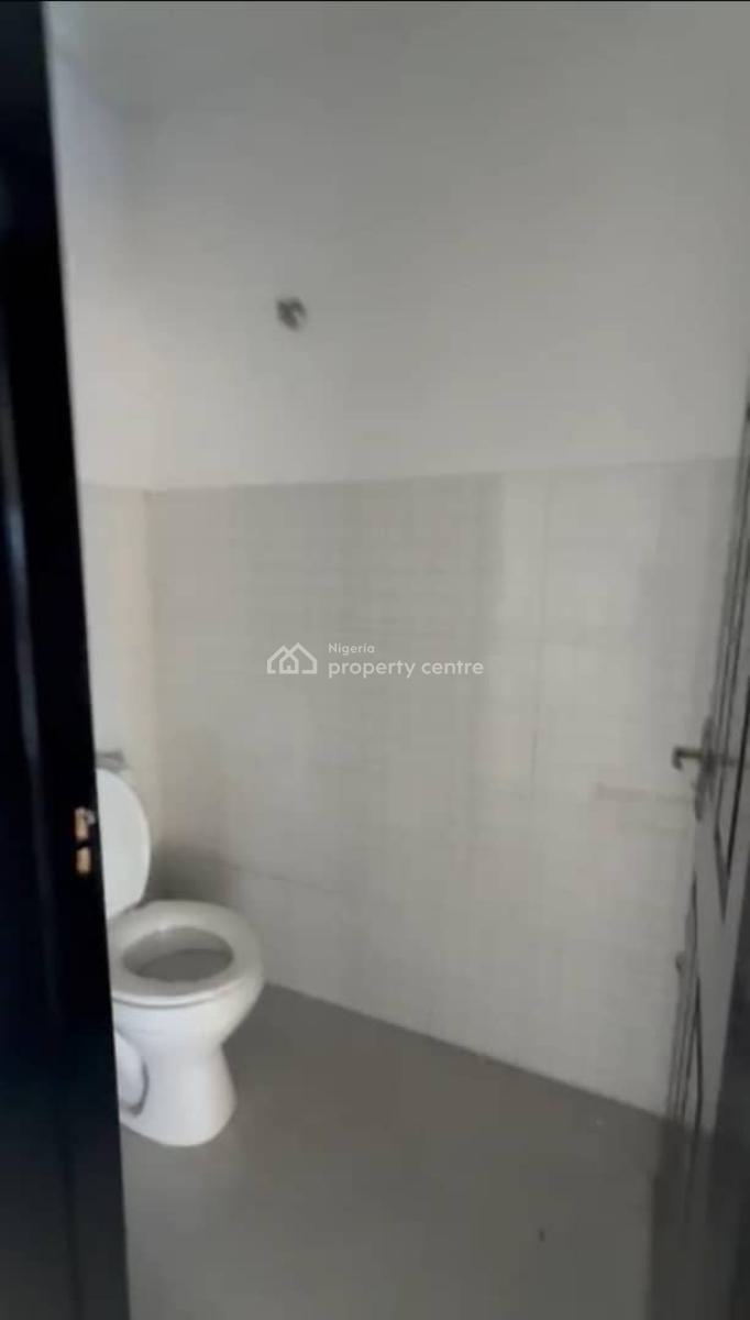 Lovely 3bedroom Flat, Laula Ibrahim Street Off Akoka, Yaba, Lagos, Flat / Apartment for Rent