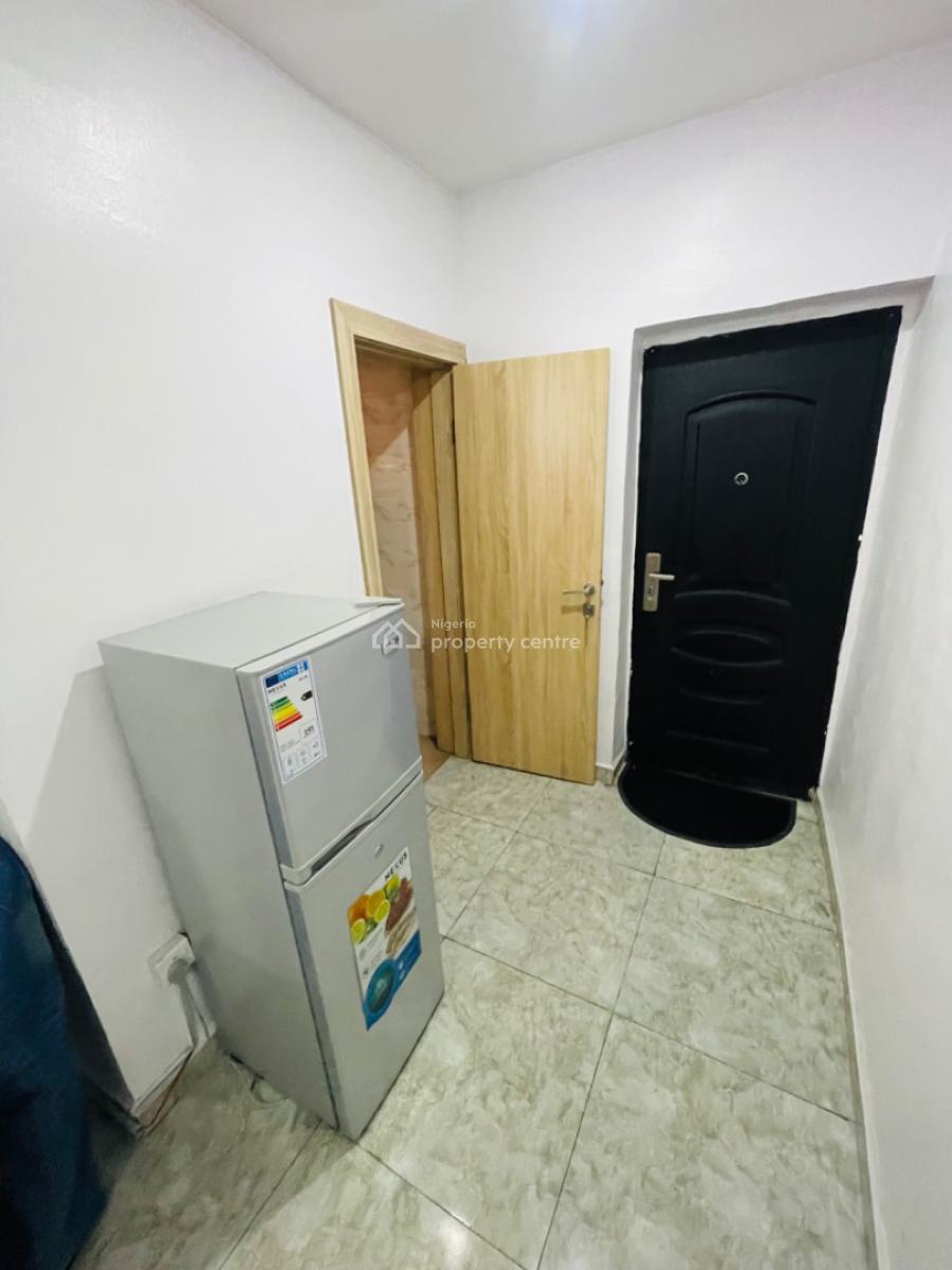 Furnished 1 Bedroom with Pool, Gym, 24/7hrs Power & Visitors Bathroom, Chevron, Lekki, Lagos, Flat / Apartment Short Let