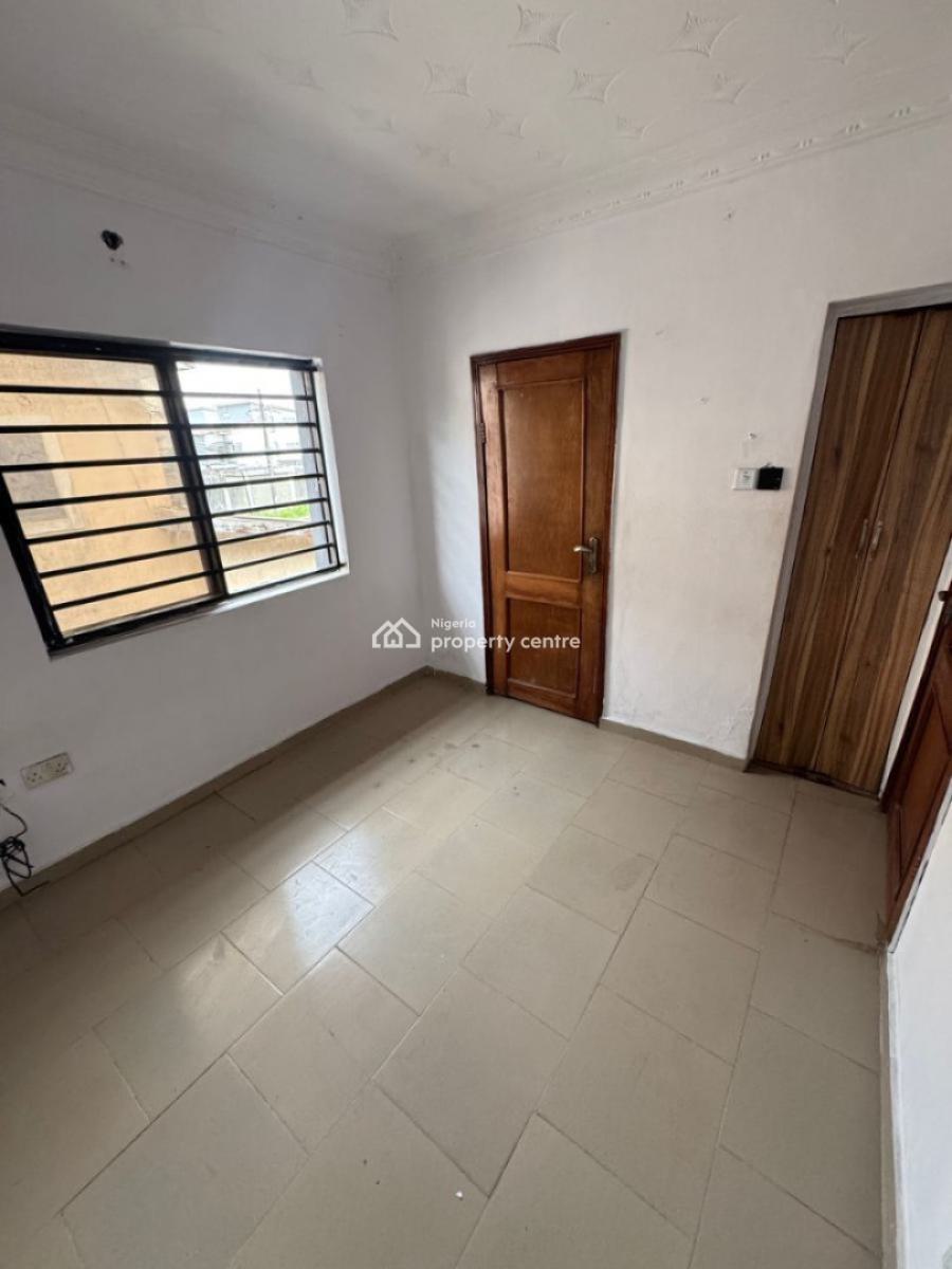 Single Room Upstairs in a Shared Apartment, Lekki, Lagos, Flat / Apartment for Rent