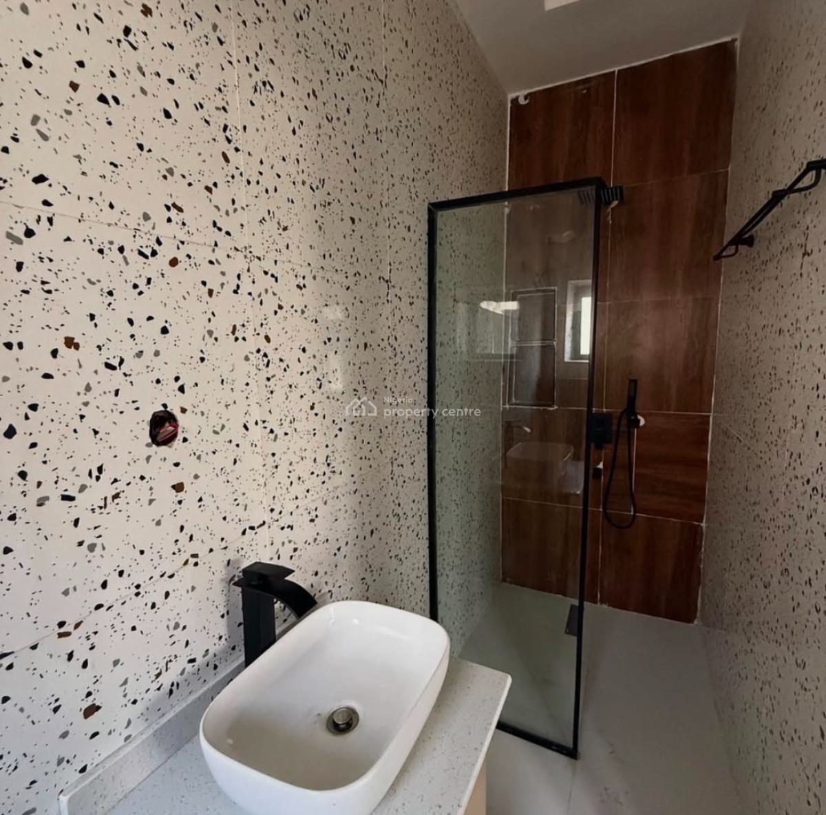 2 Bedroom Penthouse, Lugbe District, Abuja, Flat / Apartment for Sale