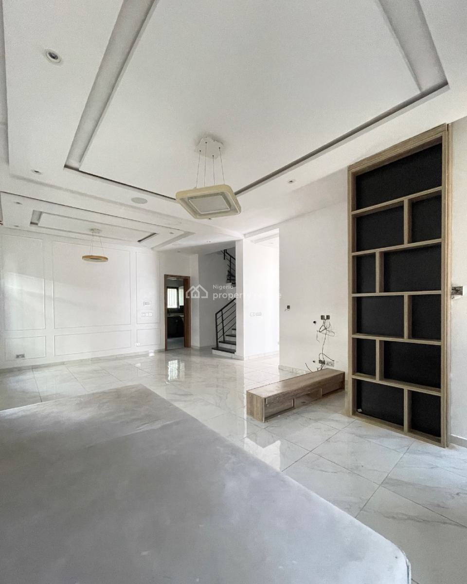 𝐖𝐄𝐋𝐋 𝐌𝐀𝐈𝐍𝐓𝐀𝐈𝐍𝐄𝐃 4 𝐁𝐄𝐃𝐑𝐎𝐎𝐌 𝐓𝐄𝐑𝐑𝐀𝐂𝐄, Ikate, Lekki, Lagos, Terraced Duplex for Rent