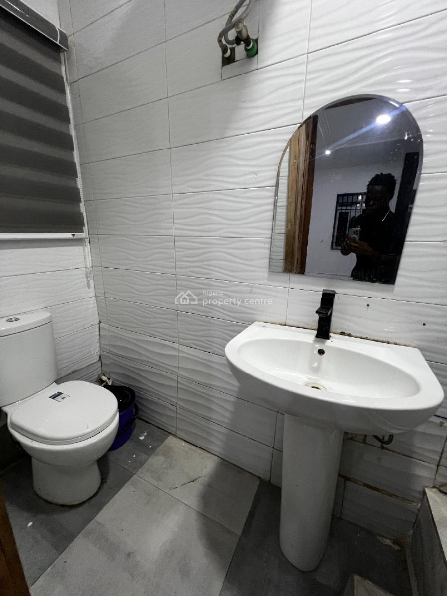 Well Renovated Serviced 2 Bedroom Apartment, Freedom Way, Lekki Phase 1, Lekki, Lagos, Flat / Apartment for Rent