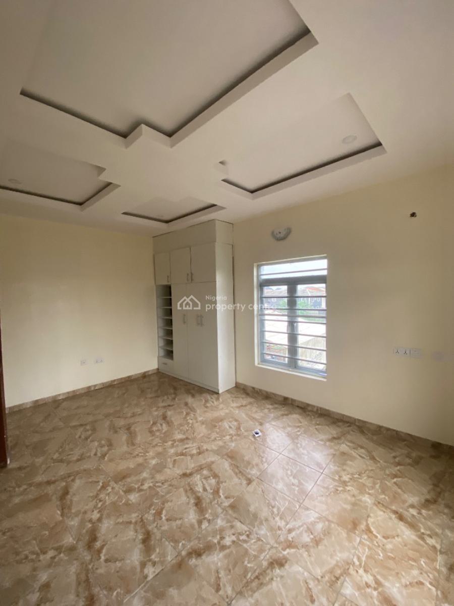 Standard 3 Bedroom Apartment Upstairs, in an Estate Before Novare Mall Sangotedo, Lekki Expressway, Lekki, Lagos, Flat / Apartment for Rent