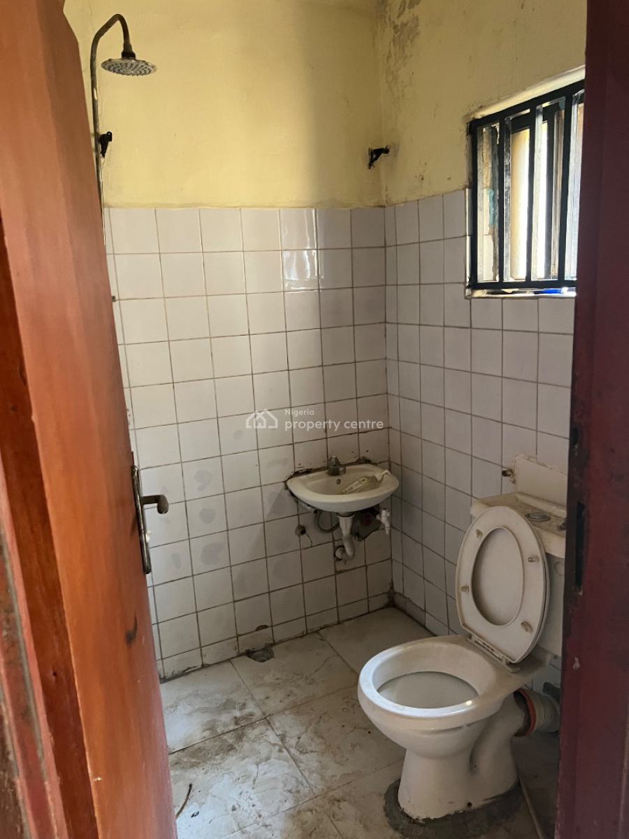 Nice Self Contain, with Store, Tarred Rd, 1st Floor, Wuye Main( Tarred Rd), Wuye, Abuja, Self Contain (single Rooms) for Rent