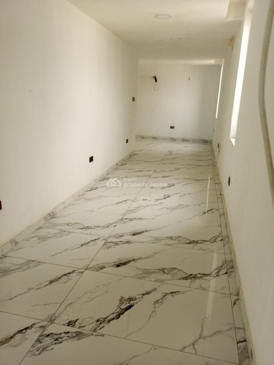 Open 232qsm Commercial with 4 Toilets and Office, Lekki Phase 1, Lekki, Lagos, Plaza / Complex / Mall for Rent