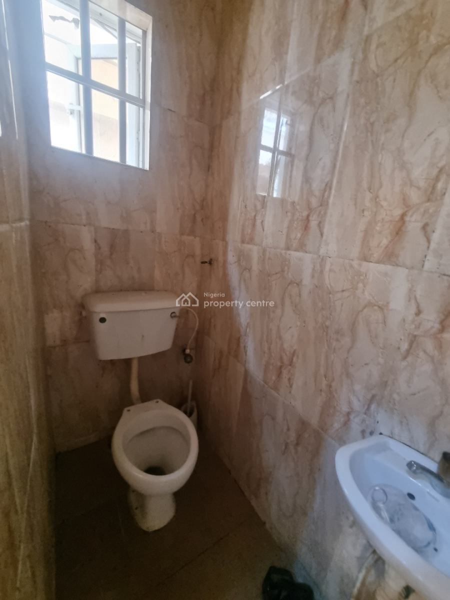 Standard and Spacious Bq, 2 Chevy View Estate Chevron Lekki, Lekki, Lagos, Flat / Apartment for Rent