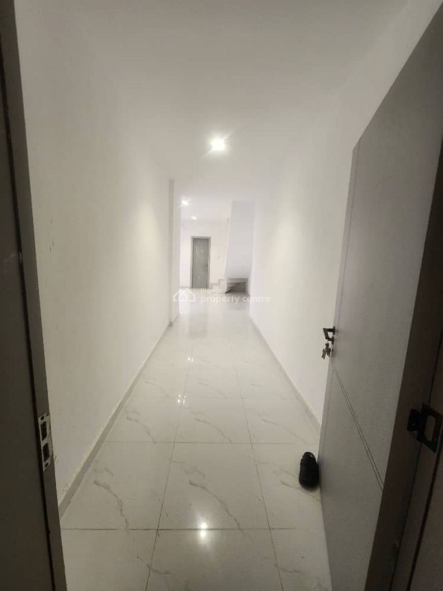 Beautiful Spacious 2 Bedroom Maisonette with Swimming Pool , Elevator, Lekki Phase 1, Lekki, Lagos, Flat / Apartment for Rent