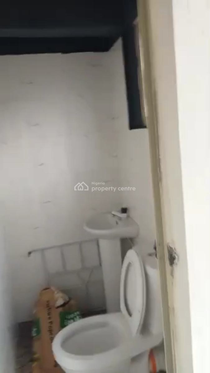 Well Maintained 2 Bedroom Flat, Elesekan, Bogije, Ibeju Lekki, Lagos, Flat / Apartment for Rent