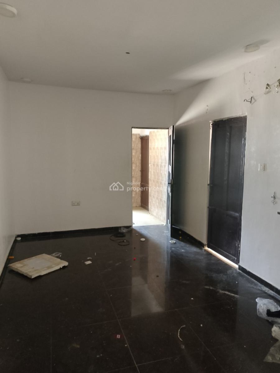 2 Bedroom Apartment Upstairs, Ologolo Lekki, Lekki, Lagos, Flat / Apartment for Rent