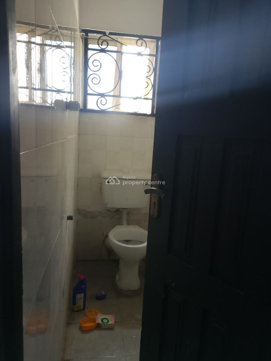 2 Bedroom Apartment Upstairs, Ologolo Lekki, Lekki, Lagos, Flat / Apartment for Rent
