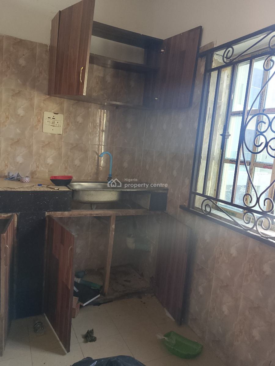 2 Bedroom Apartment Upstairs, Ologolo Lekki, Lekki, Lagos, Flat / Apartment for Rent