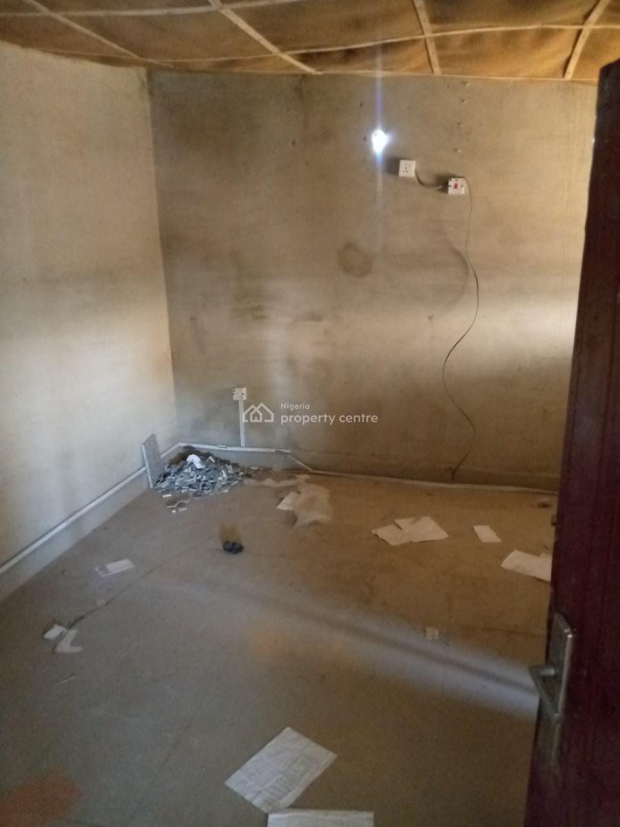 Standard Concrete Warehouse, Deide Kubwa Express, Kubwa, Abuja, Warehouse for Rent