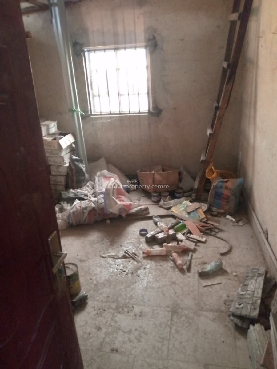 Standard Concrete Warehouse, Deide Kubwa Express, Kubwa, Abuja, Warehouse for Rent