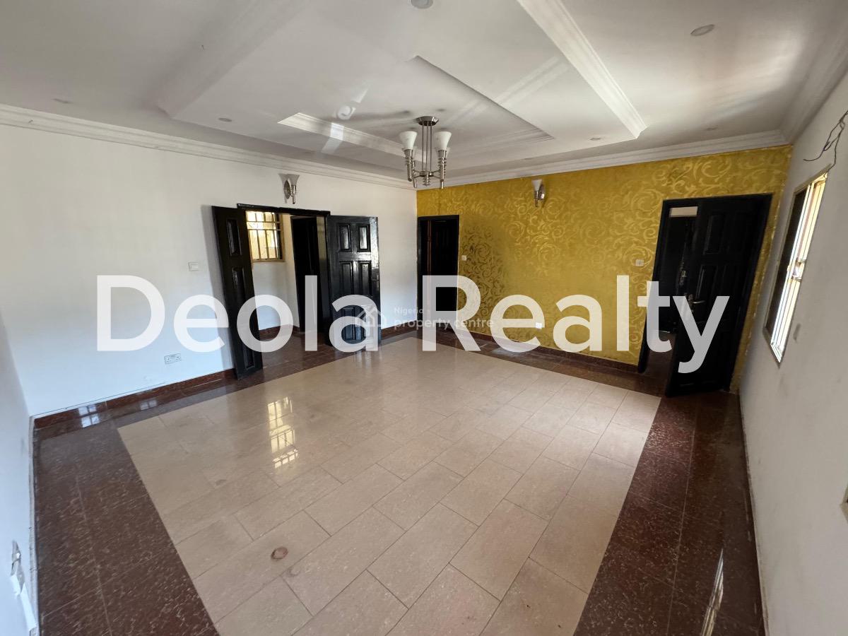 a Well Maintained 3 Bedroom Apartment(upstair), Off Admiralty, Lekki Phase 1, Lekki, Lagos, Flat / Apartment for Rent