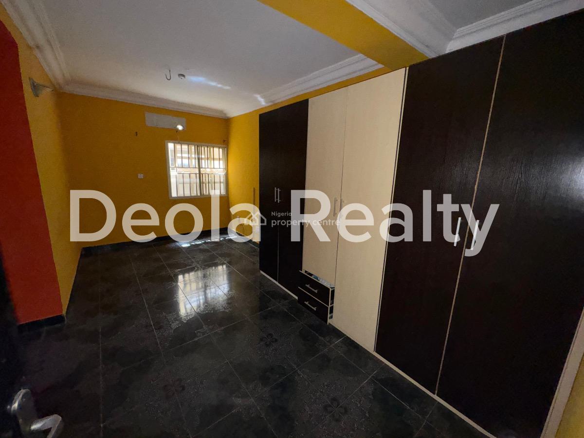 a Well Maintained 3 Bedroom Apartment(upstair), Off Admiralty, Lekki Phase 1, Lekki, Lagos, Flat / Apartment for Rent