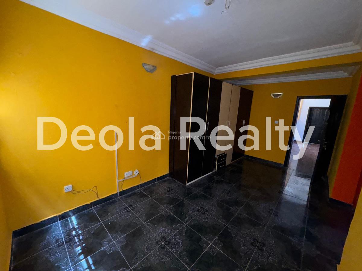 a Well Maintained 3 Bedroom Apartment(upstair), Off Admiralty, Lekki Phase 1, Lekki, Lagos, Flat / Apartment for Rent