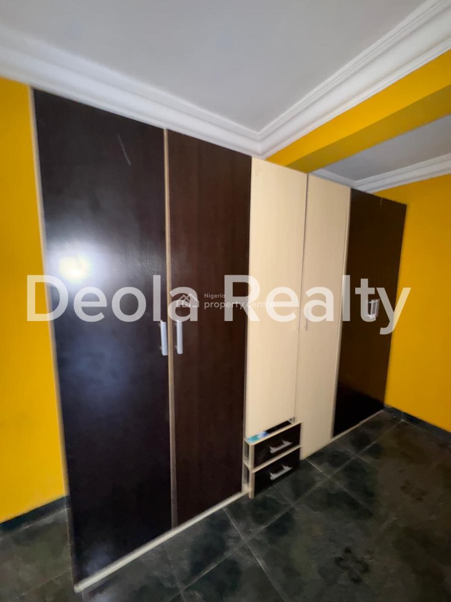 a Well Maintained 3 Bedroom Apartment(upstair), Off Admiralty, Lekki Phase 1, Lekki, Lagos, Flat / Apartment for Rent