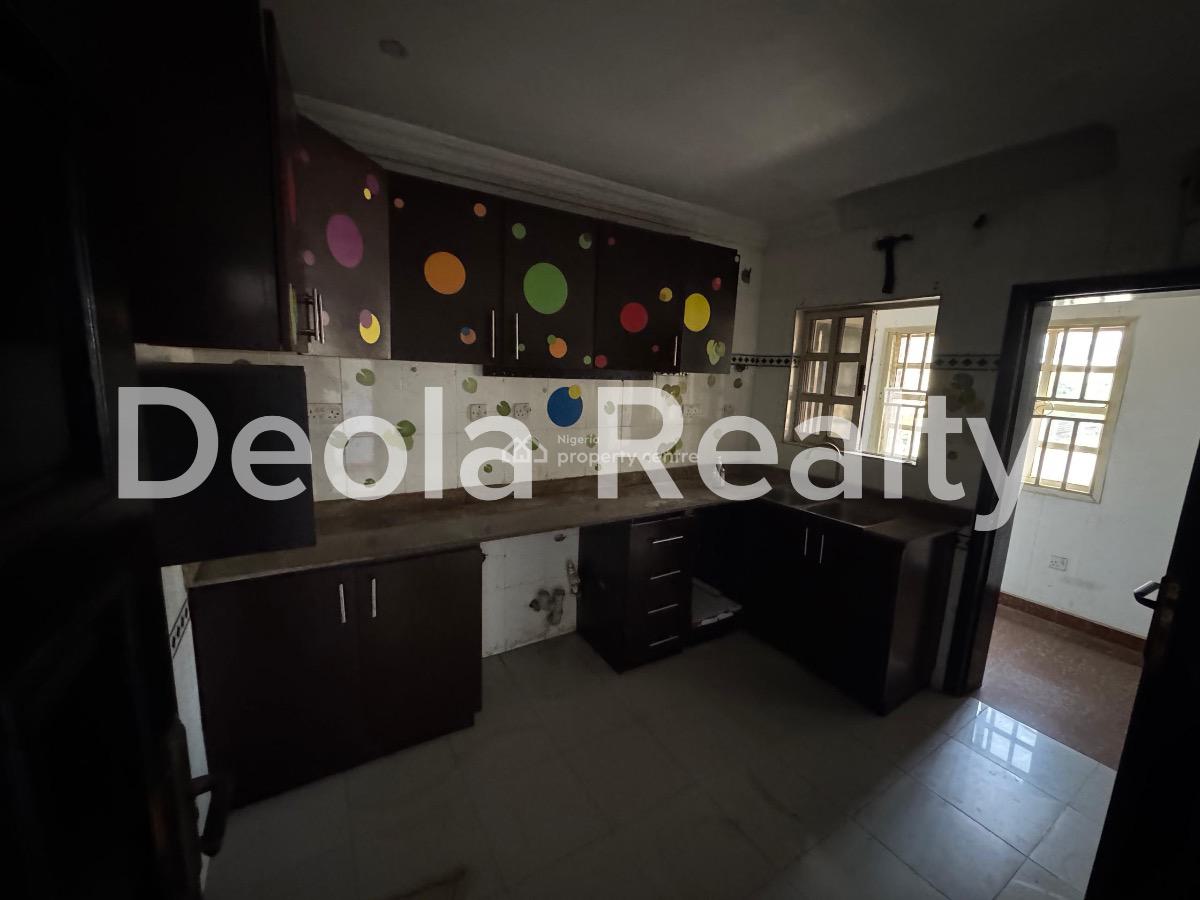 a Well Maintained 3 Bedroom Apartment(upstair), Off Admiralty, Lekki Phase 1, Lekki, Lagos, Flat / Apartment for Rent