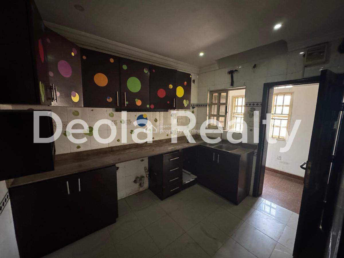 a Well Maintained 3 Bedroom Apartment(upstair), Off Admiralty, Lekki Phase 1, Lekki, Lagos, Flat / Apartment for Rent