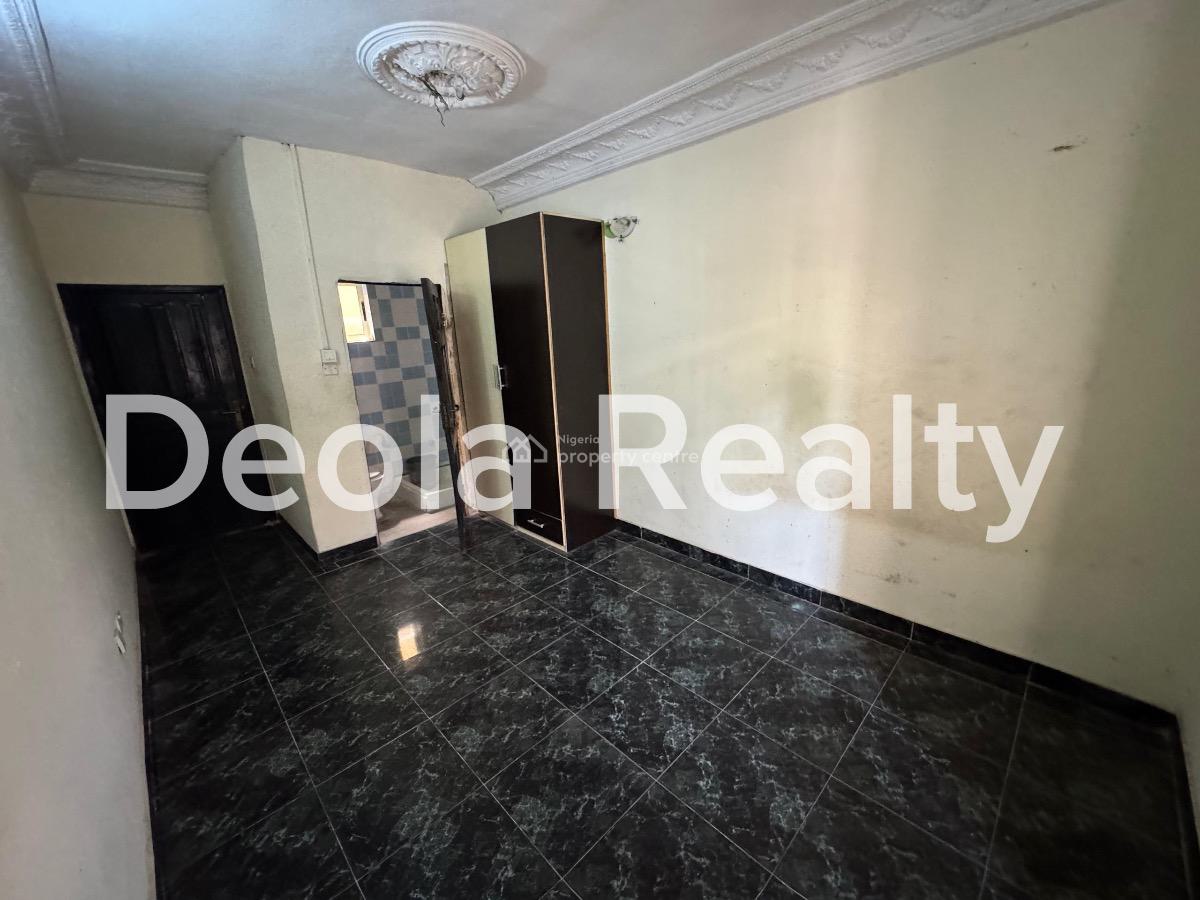 a Well Maintained 3 Bedroom Apartment(upstair), Off Admiralty, Lekki Phase 1, Lekki, Lagos, Flat / Apartment for Rent