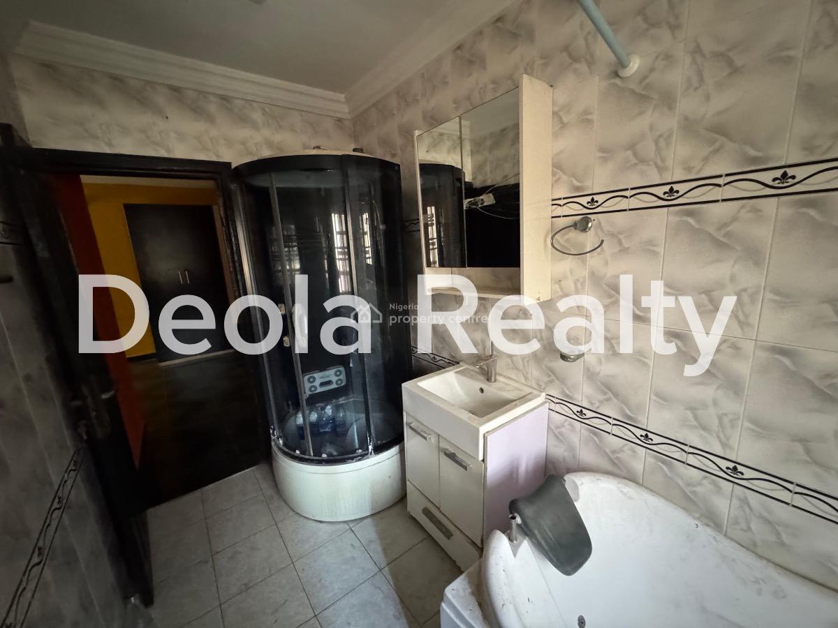 a Well Maintained 3 Bedroom Apartment(upstair), Off Admiralty, Lekki Phase 1, Lekki, Lagos, Flat / Apartment for Rent